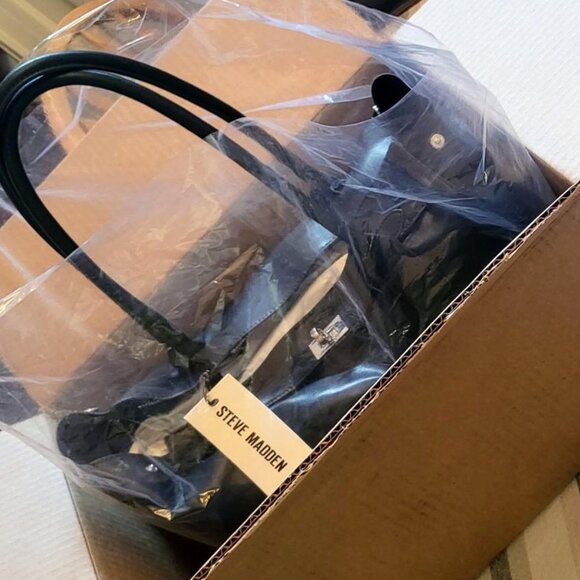 ✅️Avery Bag Black - NO LONGER AVAILABLE IN US - BNWT - Averyy Bag $140 - - Picture 8 of 9